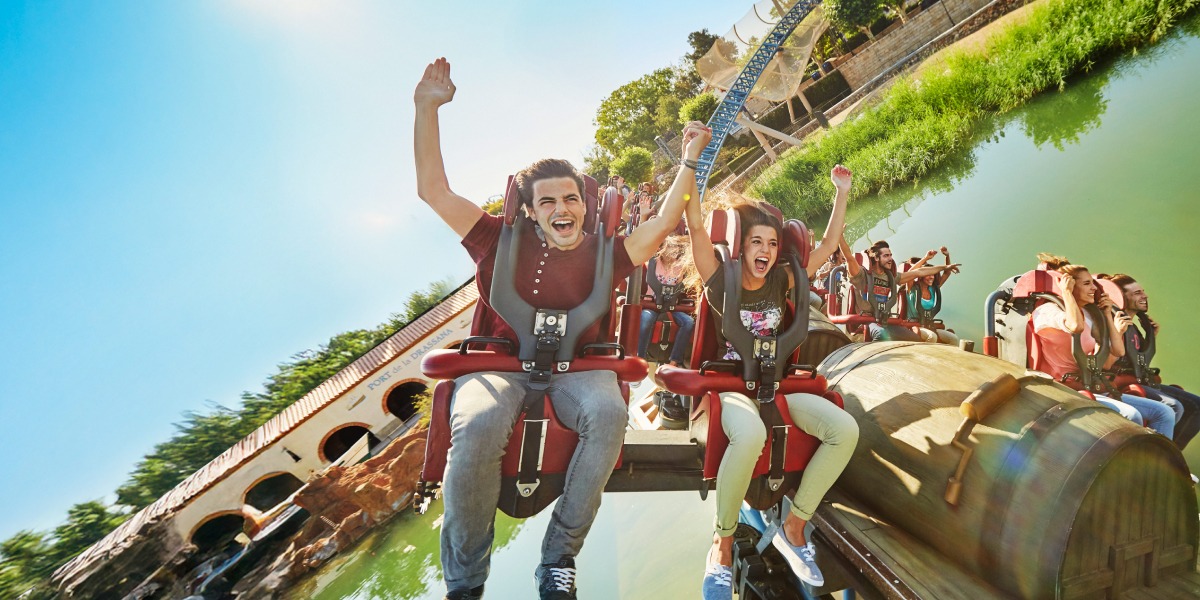 Personas gritando de emoción en una atracción de PortAventura Park