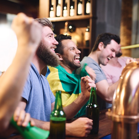 Aficionados celebrando un gol del Mundial en un bar